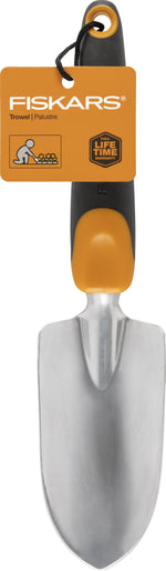 Top-down view of Fiskars trowel handle with branded orange hang tag showing lifetime warranty and product icon